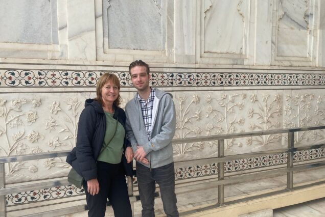 traveler photo with taj mahal