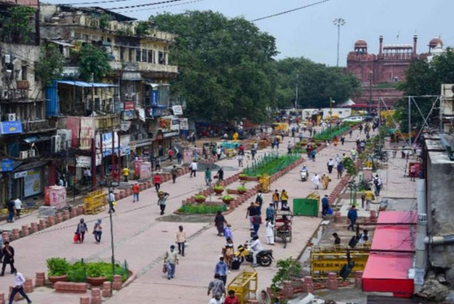 Vibrant Chandni Chowk market with street food stalls on a Delhi night tour.